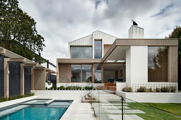 exterior de casa contemporânea com paleta costeira arejada e piscina no quintal