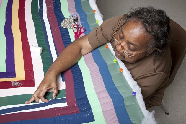 vrouw die werkt aan Gee's Bend-quilt