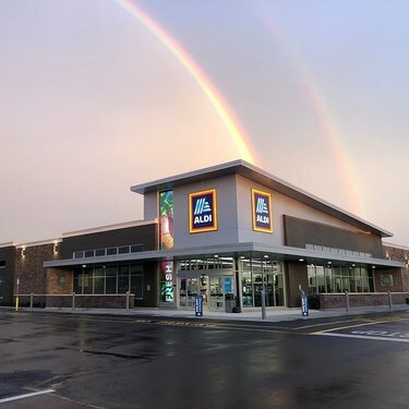 aldi store con arcobaleno