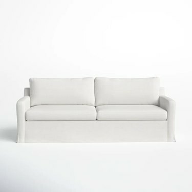 καναπές με λευκό κάλυμμα