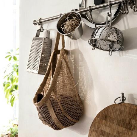 área da cozinha com ferramentas e cesta