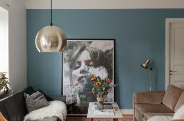 Kamer met lichtblauwe muur