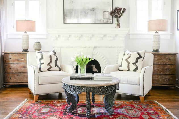 lareira contemporânea de tijolo branco com lareira por Mel Bean Interiors