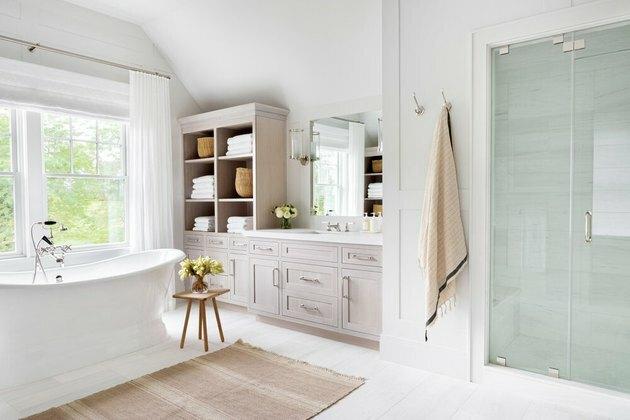 idéias do banheiro do sótão com built-ins greige e banheira de pé