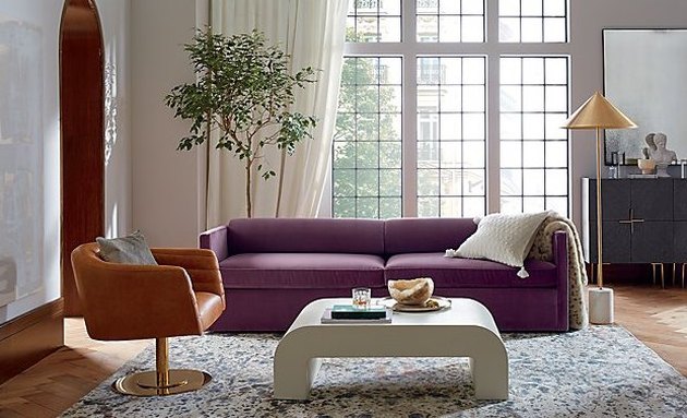 „Bauhaus“ baldai su žalvarine lempa ir purpurine sofa