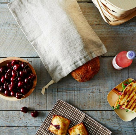 tafel met verschillende voedsel en brood in linnen zak