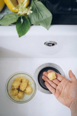 Nodot, nomāts zemes gabals, citronu piepildīts, atkritumu grozs, augšējs, atkritumu izvešana, ar, kauss, piepildīts, ar, atkritumu urnas, pākstis, pa, balts, izlietne, ar, dusmīgs, backsplash