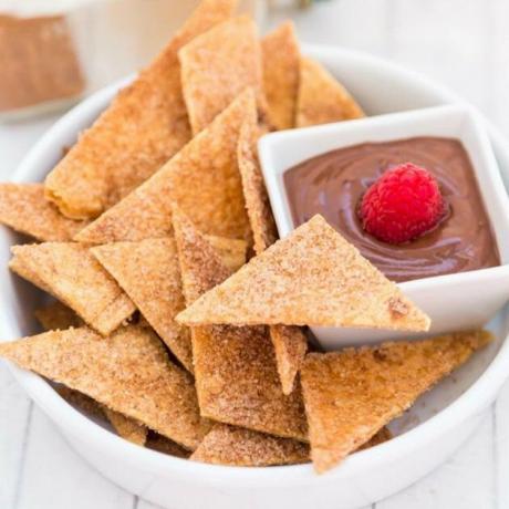 Cozinhe com batatas fritas de tortilla de canela e açúcar Manali com molho de Nutella