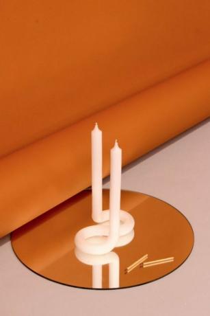 Tendências de decoração de outono com vela abstrata no espelho
