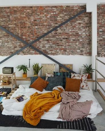 quarto de apartamento em estilo industrial com suporte para parede em X