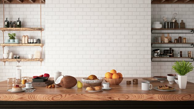 Mutfak tezgahı gıdalar ve boş beyaz tuğla duvar