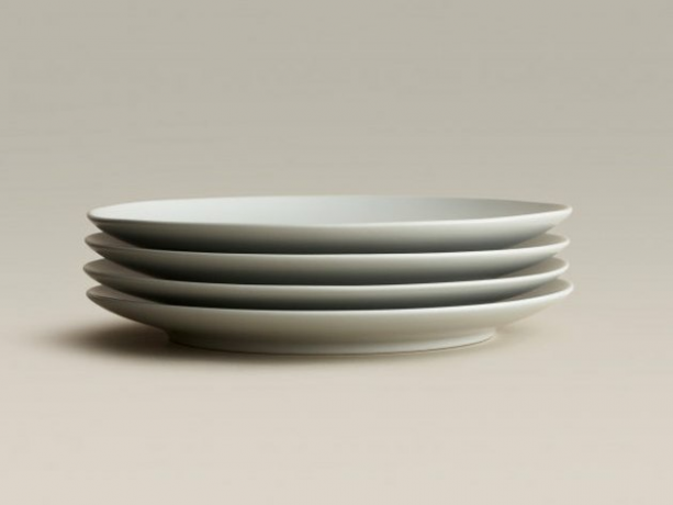 Schoonheid in nut. De minimalistische Big Plate is precies goed voor ontbijt, brunch, lunch, diner, middernachtsnack en alles daartussenin. De randloze eenvoud in coupe-stijl zal de hele dag genieten. Verkrijgbaar in veelvouden van vier.