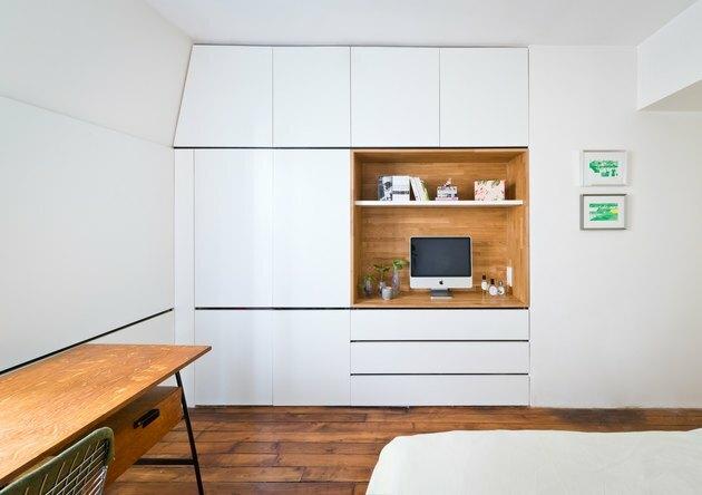 minimalistická ložnice s vestavěným úložným prostorem
