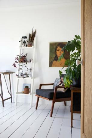 Domáca kancelária Feng Shui s minimálnym dekorom, rastlinami a maľbami