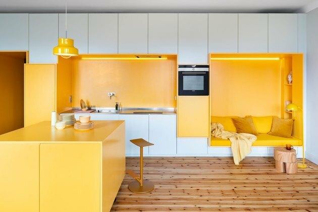 idéia contemporânea da cor da cozinha amarela com piso de madeira