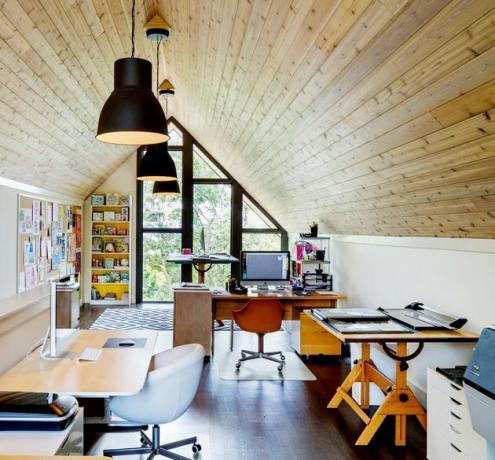 sala de bônus acima da ideia de garagem com teto adornado com madeira e paredes brancas para escritório