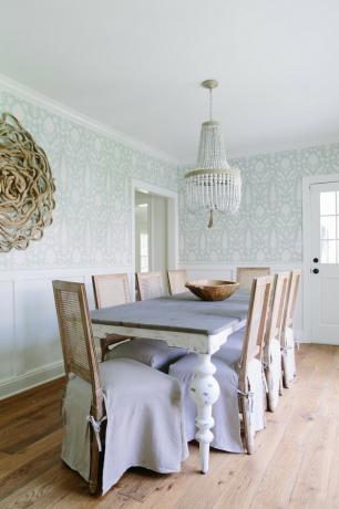 bord en lat eetkamer lambrisering door Kate Marker Interiors