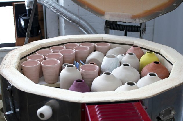 piese ceramice în interiorul cuptorului