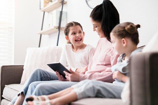 Família feliz usando tablet digital juntos