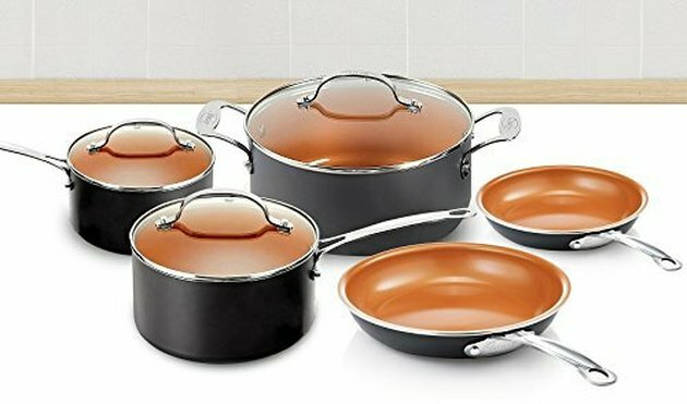Conjunto de panelas preto com interior de cobre