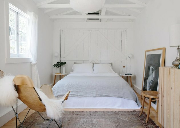 Idéias para pequenas garagens em uma garagem vintage convertida em um elegante Airbnb boêmio moderno