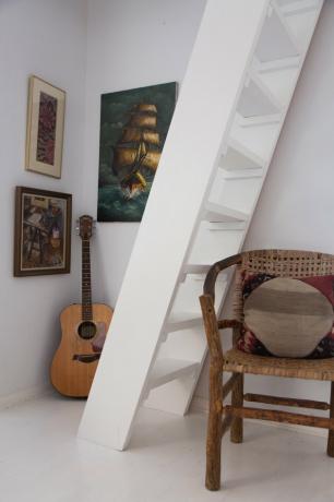 escadas brancas em forma de escada para espaço pequeno