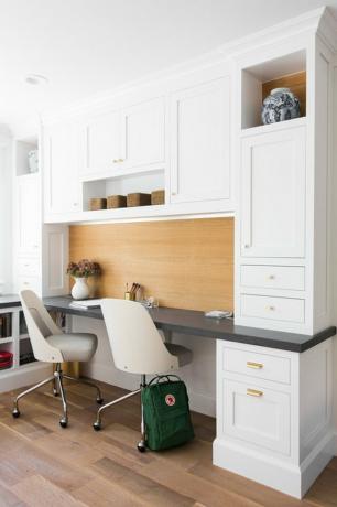ideia de escritório em casa branca com mesa, cadeira e armários