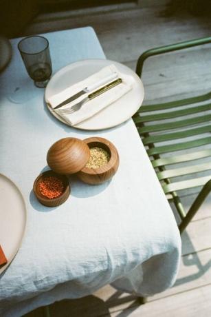 bodega de sal en la mesa con especias