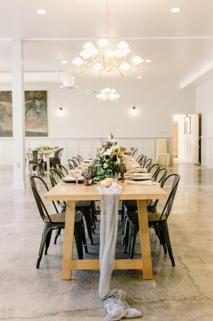 idea di illuminazione sala da pranzo con lampadario sul tavolo