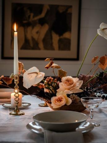 outono arranjo floral com velas na mesa branca