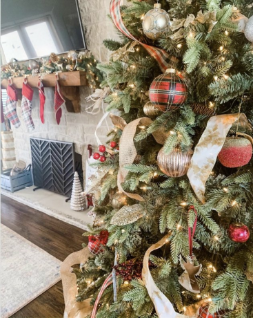 Várias fitas de árvore de Natal em uma árvore