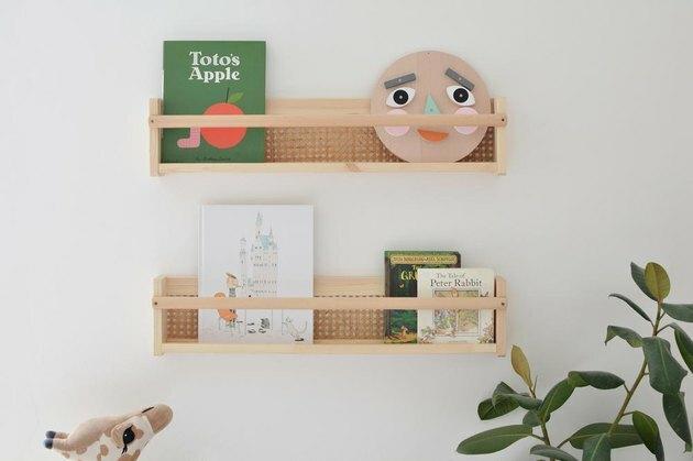Guia de organização de quarto infantil com estantes de cana e livros