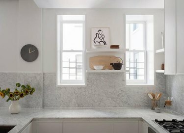 nøytralt kjøkken med benkeplater i marmor og backsplash