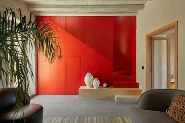 interno della casa con un muro di accento rosso brillante