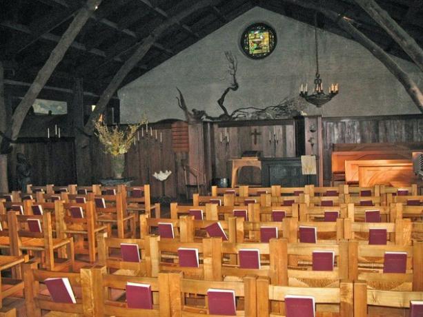 interieur van de kerk met houten stoelen