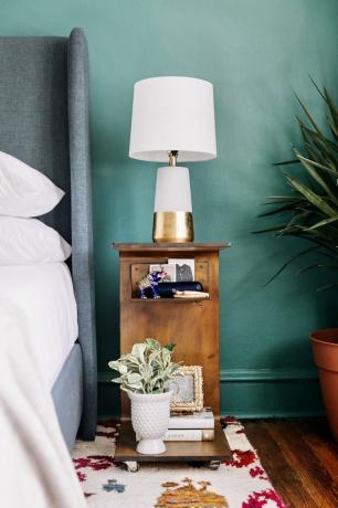 quarto com paredes verdes e cama estofada