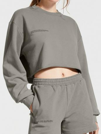 grijze pangaia-short en cropped sweatshirt