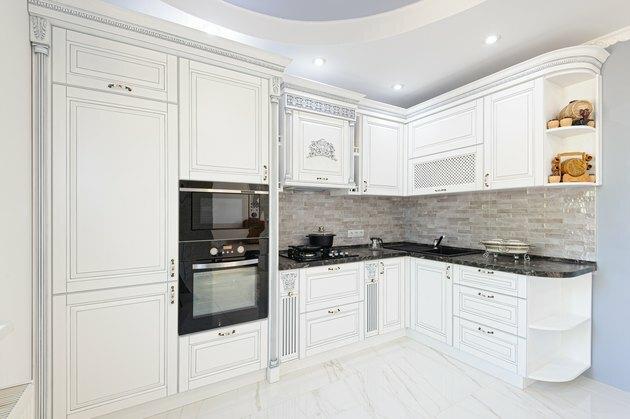 Interno di lusso colorato bianco cucina moderna