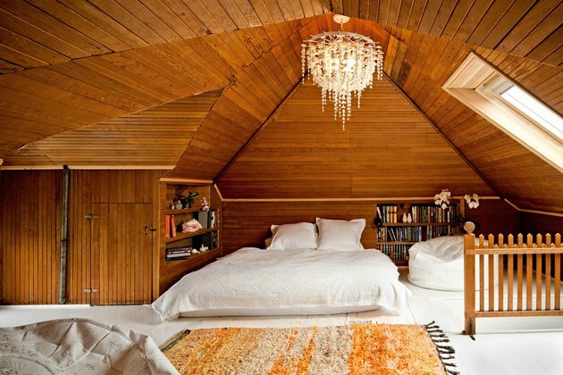 quarto com paredes revestidas de madeira com lustre para sala bônus acima da ideia de garagem