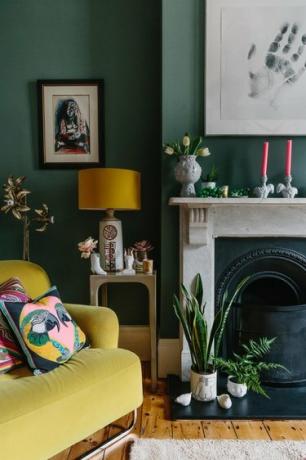 mørkegrøn stue med gule accenter og eklektisk indretning