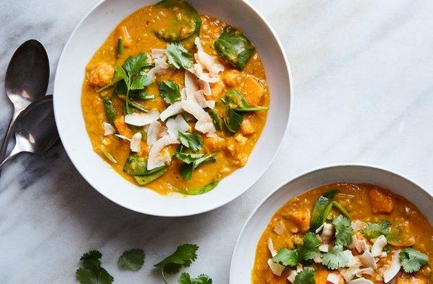 Rode Curry Linzen Met Zoete Aardappelen En Spinazie