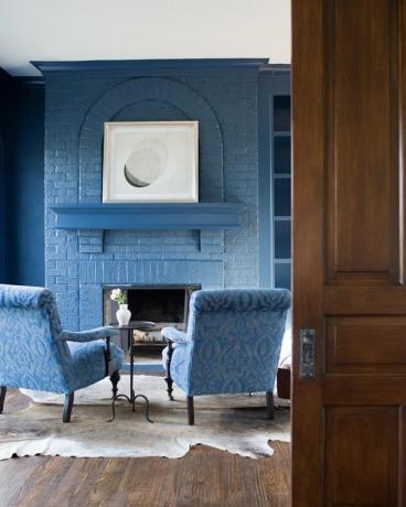 غرفة معيشة زرقاء اللون