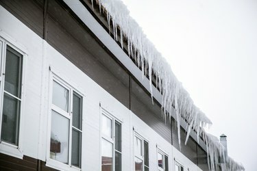 Menaces hivernales, menace de chute de glaçons des toits des bâtiments