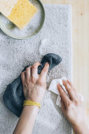 gebruik een doekhanddoek om zeepachtige resten te verwijderen