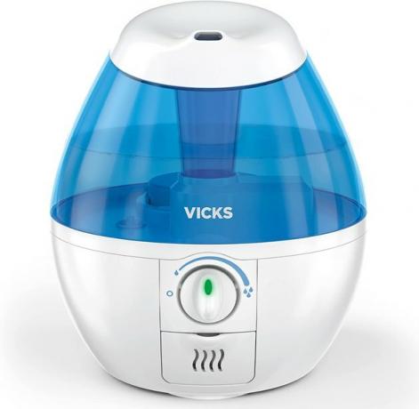 Auta väliaikaisesti lievittämään vilustumisen ja flunssan oireita tai allergioita Vicks Mini Filter-Free Cool Mist -kostuttimella. 1,9 litran säiliöllä (ja yhdessä Vicks VapoPadin kanssa) se voi tarjota jopa 20 tuntia rauhoittavaa viileää sumua.