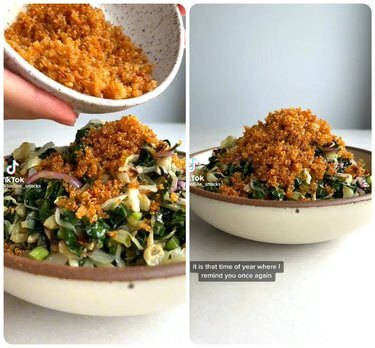 Due immagini di insalata di cavolo al forno con quinoa croccante. La prima immagine è una piccola ciotola maculata bianca e nera di quinoa croccante arancione scuro che viene versata su un'insalata di cavolo al forno in una ciotola color crema con un bordo marrone. La seconda immagine è la stessa insalatiera di cavolo con sopra la quinoa croccante.