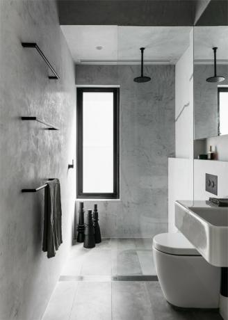 chuveiro minimalista cinza com acessórios e ferragens pretas