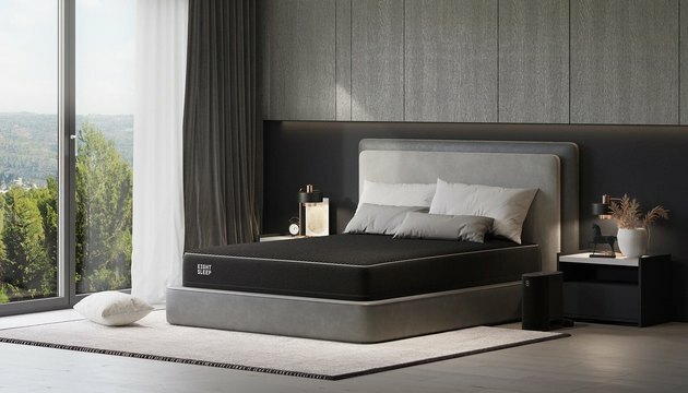 Colchão preto no estrado da cama cinza