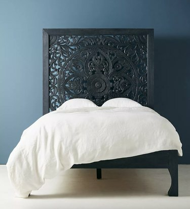 Anthropologie Handcarved Lombok Bed, alkaen 2 398,40 dollaria