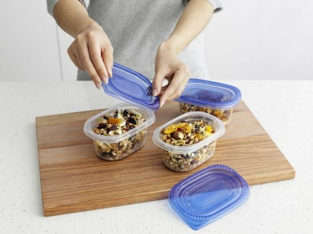 Kvinne som pakker granola i tupperware